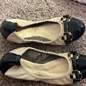 Women’s Tahari Ballet Flats.
